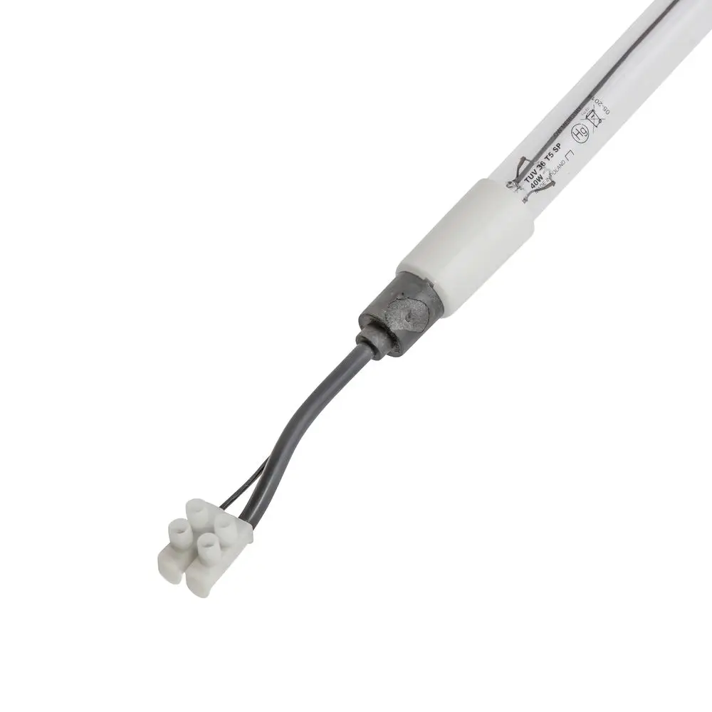 Ersatzstrahler mit gläserner Röhre und Kabelanschluss. Der Anschluss verfügt über einen weißen Stecker mit mehreren Pins. Produkt von BWT.